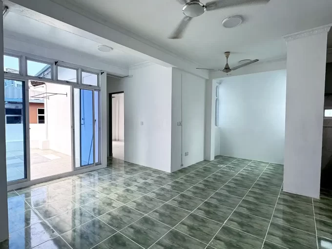 Unfurnished 5 bedroom apartment on the 3rd floor from a residential building in Gandhakoalhi Magu, Maafannu, Male'.
