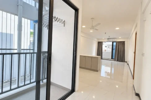 Unfurnished 3 bedroom apartment in Lonuziyaaraiy Magu, Galolhu, Male'. The unit is on the 7th floor of a residential building.