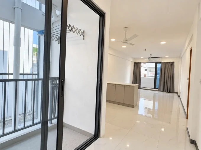 Unfurnished 3 bedroom apartment in Lonuziyaaraiy Magu, Galolhu, Male'. The unit is on the 7th floor of a residential building.